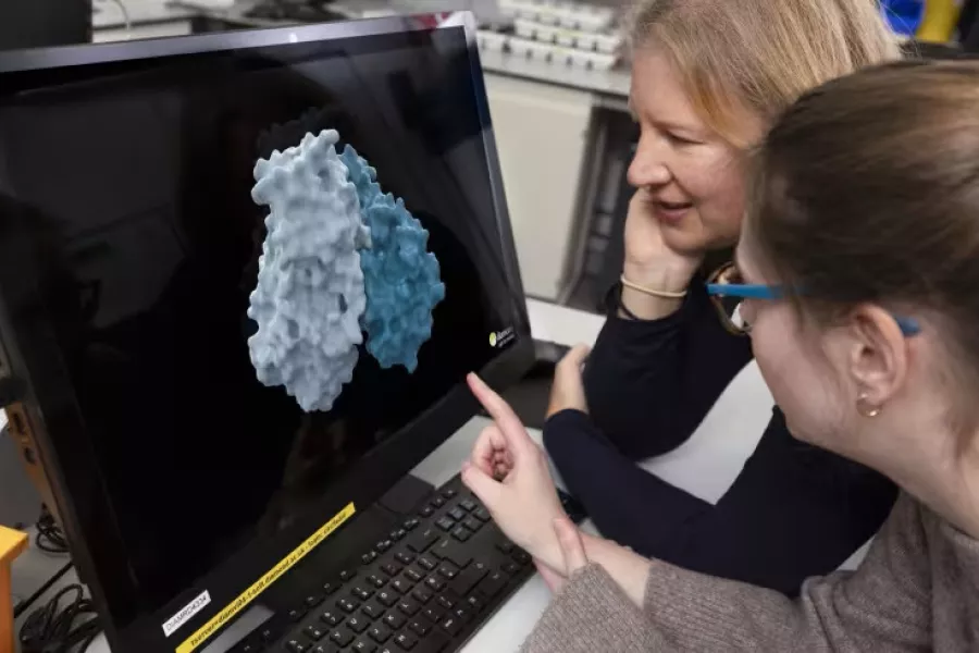 Dr Lizbé Koekemoer, Team leader at the Centre for Medicines Discovery, University of Oxford, and Dr Jasmin Aschenbrenner, researcher at Diamond Light Source, reviewing a molecular structure in the Diamond laboratory. Credit: Stuart March – DNDi.