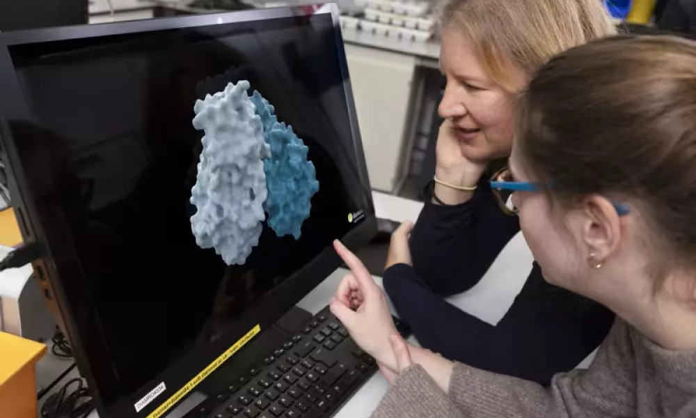 Dr Lizbé Koekemoer, Team leader at the Centre for Medicines Discovery, University of Oxford, and Dr Jasmin Aschenbrenner, researcher at Diamond Light Source, reviewing a molecular structure in the Diamond laboratory. Credit: Stuart March – DNDi.