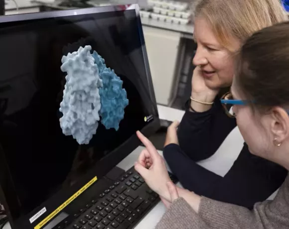 Dr Lizbé Koekemoer, Team leader at the Centre for Medicines Discovery, University of Oxford, and Dr Jasmin Aschenbrenner, researcher at Diamond Light Source, reviewing a molecular structure in the Diamond laboratory. Credit: Stuart March – DNDi.